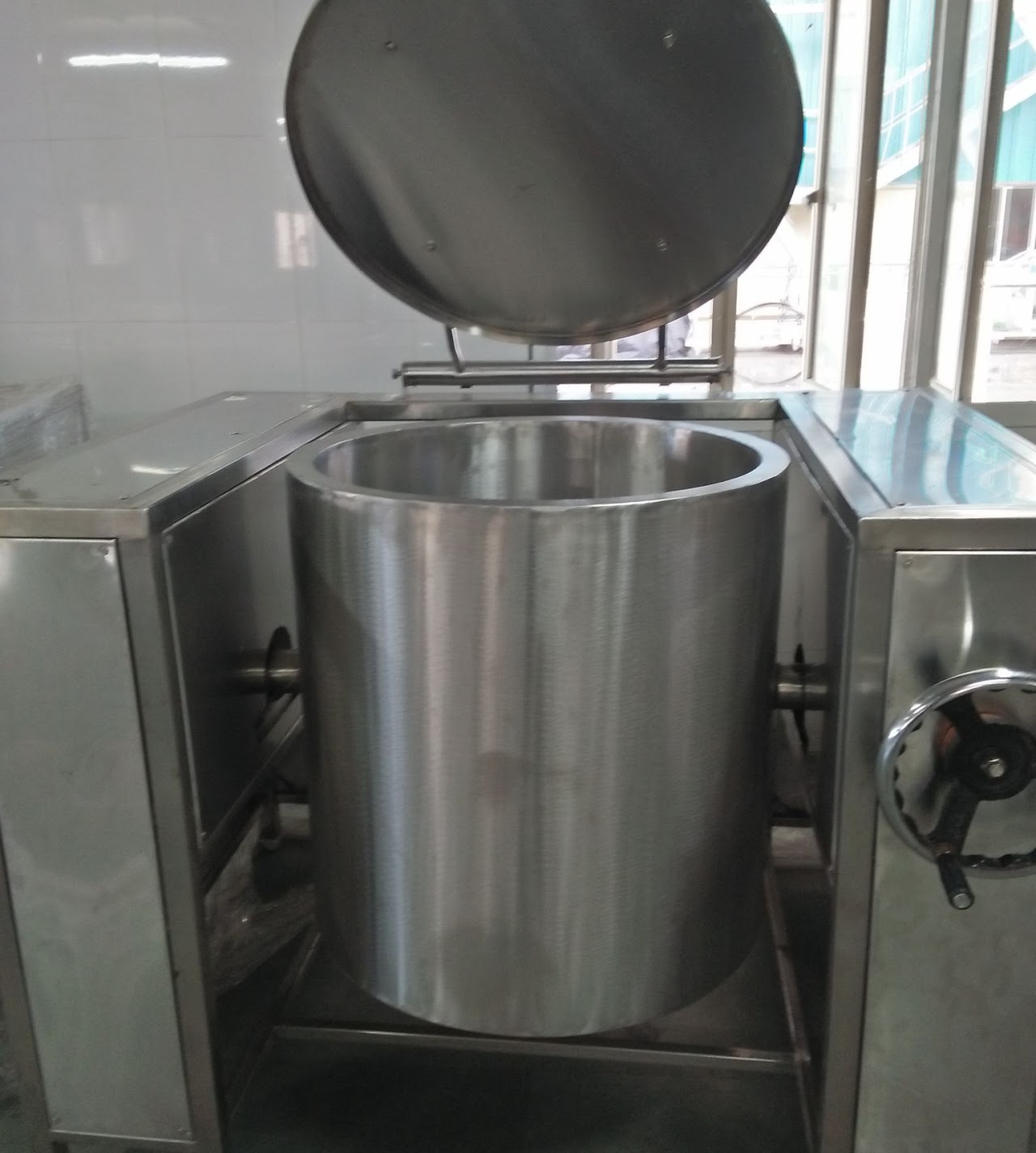 STEAM RICE VESSEL WITH TILTING SYSTEM